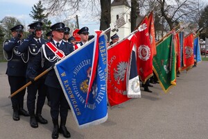 Na zdjęciu widać policjantów w trakcie uroczystości.