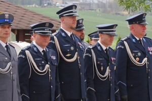 Na zdjęciu widać policjantów w trakcie uroczystości.