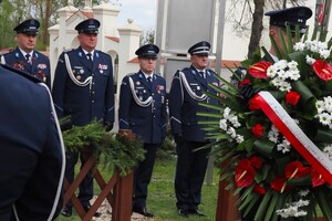 Na zdjęciu widać policjantów w trakcie uroczystości.