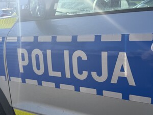 Na zdjęciu widać bok policyjnego radiowozu.