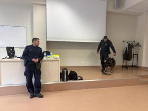 Na zdjęciu widać przebieg zajęć z zakresu kryminalistyki, policjantów i uczniów.