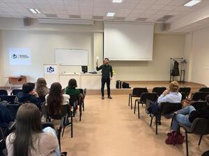 Na zdjęciu widać przebieg zajęć z zakresu kryminalistyki, policjantów i uczniów.