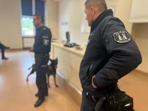 Na zdjęciu widać przebieg zajęć z zakresu kryminalistyki, policjantów i uczniów.