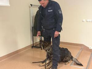 Na zdjęciu widać przebieg zajęć z zakresu kryminalistyki, policjantów i uczniów.