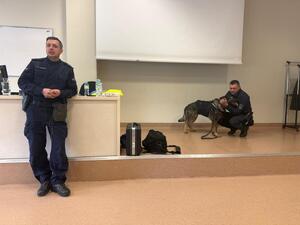 Na zdjęciu widać przebieg zajęć z zakresu kryminalistyki, policjantów i uczniów.