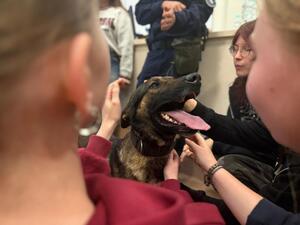 Na zdjęciu widać przebieg zajęć z zakresu kryminalistyki, policjantów i uczniów.