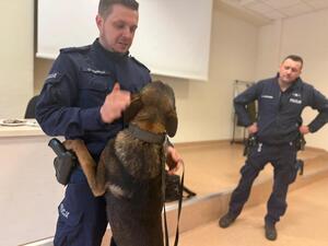 Na zdjęciu widać przebieg zajęć z zakresu kryminalistyki, policjantów i uczniów.