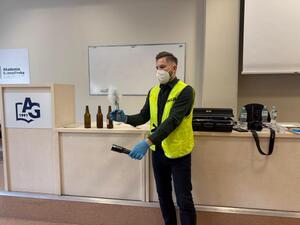 Na zdjęciu widać przebieg zajęć z zakresu kryminalistyki, policjantów i uczniów.