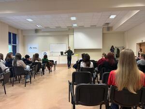 Na zdjęciu widać przebieg zajęć z zakresu kryminalistyki, policjantów i uczniów.