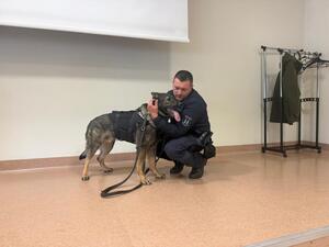 Na zdjęciu widać przebieg zajęć z zakresu kryminalistyki, policjantów i uczniów.