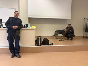 Na zdjęciu widać przebieg zajęć z zakresu kryminalistyki, policjantów i uczniów.