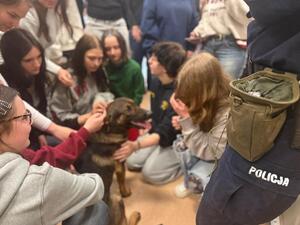 Na zdjęciu widać przebieg zajęć z zakresu kryminalistyki, policjantów i uczniów.