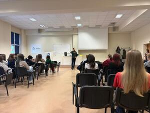 Na zdjęciu widać przebieg zajęć z zakresu kryminalistyki, policjantów i uczniów.