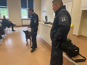 Na zdjęciu widać przebieg zajęć z zakresu kryminalistyki, policjantów i uczniów.