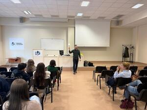 Na zdjęciu widać przebieg zajęć z zakresu kryminalistyki, policjantów i uczniów.