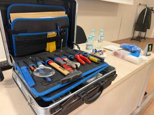 Na zdjęciu widać przebieg zajęć z zakresu kryminalistyki, policjantów i uczniów.