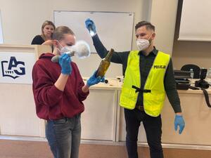 Na zdjęciu widać przebieg zajęć z zakresu kryminalistyki, policjantów i uczniów.