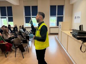 Na zdjęciu widać przebieg zajęć z zakresu kryminalistyki, policjantów i uczniów.