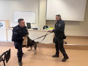 Na zdjęciu widać przebieg zajęć z zakresu kryminalistyki, policjantów i uczniów.