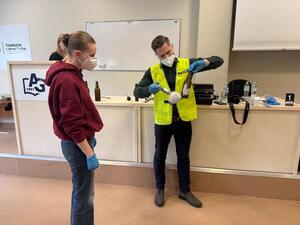 Na zdjęciu widać przebieg zajęć z zakresu kryminalistyki, policjantów i uczniów.