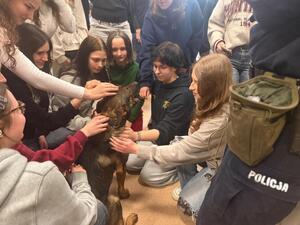 Na zdjęciu widać przebieg zajęć z zakresu kryminalistyki, policjantów i uczniów.