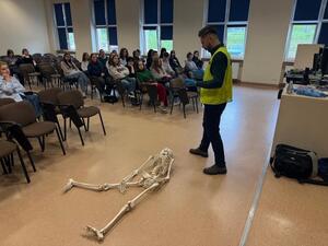 Na zdjęciu widać przebieg zajęć z zakresu kryminalistyki, policjantów i uczniów.