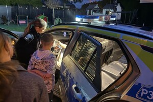 Na zdjęciu widać policjantki oraz dzieci.