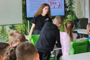 Na zdjęciu widać uczennice klasy policyjnej oraz uczniów podczas zajęć.