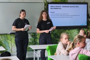 Na zdjęciu widać uczennice klasy policyjnej oraz uczniów podczas zajęć.