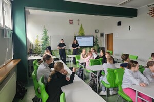 Na zdjęciu widać uczennice klasy policyjnej oraz uczniów podczas zajęć.