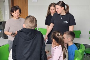 Na zdjęciu widać uczennice klasy policyjnej oraz uczniów podczas zajęć.