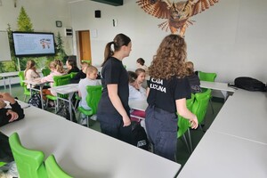 Na zdjęciu widać uczennice klasy policyjnej oraz uczniów podczas zajęć.