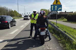 Na zdjęciu widać policjanta i motocyklistę podczas kontroli.