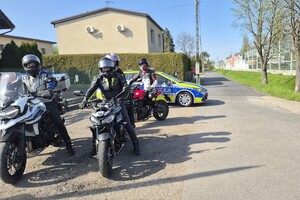 Na zdjęciu widać radiowóz i motocyklistów.