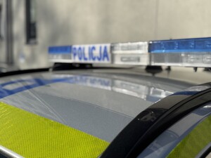 Na zdjęciu widać dach policyjnego radiowozu.