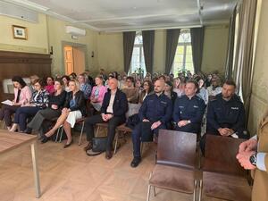 Na zdjęciu widać uczestników spotkania, policjantów, nauczycieli, przedstawicieli MOPS, przedstawicieli Sądu Rejonowego i Kuratorów.