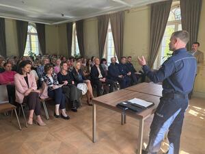 Na zdjęciu widać uczestników spotkania, policjantów, nauczycieli, przedstawicieli MOPS, przedstawicieli Sądu Rejonowego i Kuratorów.