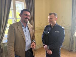 Na zdjęciu widać uczestników spotkania, policjantów, nauczycieli, przedstawicieli MOPS, przedstawicieli Sądu Rejonowego i Kuratorów.