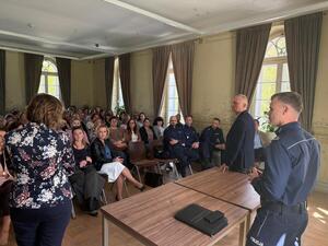 Na zdjęciu widać uczestników spotkania, policjantów, nauczycieli, przedstawicieli MOPS, przedstawicieli Sądu Rejonowego i Kuratorów.