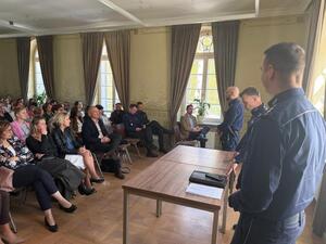 Na zdjęciu widać uczestników spotkania, policjantów, nauczycieli, przedstawicieli MOPS, przedstawicieli Sądu Rejonowego i Kuratorów.