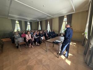 Na zdjęciu widać uczestników spotkania, policjantów, nauczycieli, przedstawicieli MOPS, przedstawicieli Sądu Rejonowego i Kuratorów.
