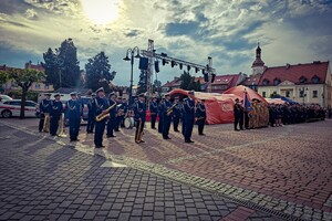 Na zdjęciu widać policyjną orkiestrę oraz inne służby na płycie żorskiego Rynku.