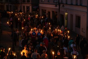 Na zdjęciu widać procesję ulicami miasta.
