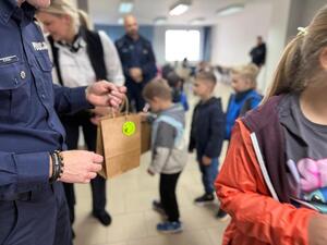 Na zdjęciu widać policjanta oraz przedszkolaki.