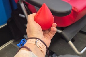 Na zdjęciu widać dłoń podczas donacji krwi.