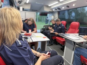 Na zdjęciu widać policjantów oraz inne osoby podczas akcji krwiodawstwa.