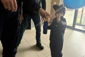 Na zdjęciu widać policjanta oraz chłopczyka przebranego za policjanta.