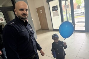 Na zdjęciu widać policjanta oraz chłopczyka przebranego za policjanta.