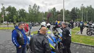 Na zdjęciu widać radiowóz, policjantów i motocyklistów.