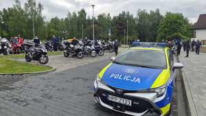Na zdjęciu widać radiowóz, policjantów i motocyklistów.